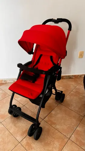 Carrinho Chicco Ohlalá, fecha com uma mão 