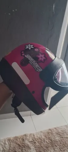 Capacete rosa semi novo