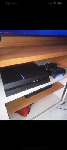 PS4 com dois controles