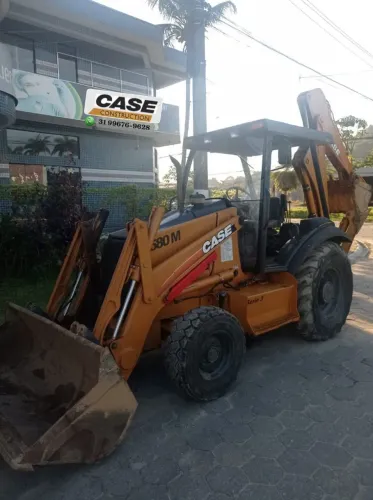 Retroescavadeira Case 580M 4x2 emplacada