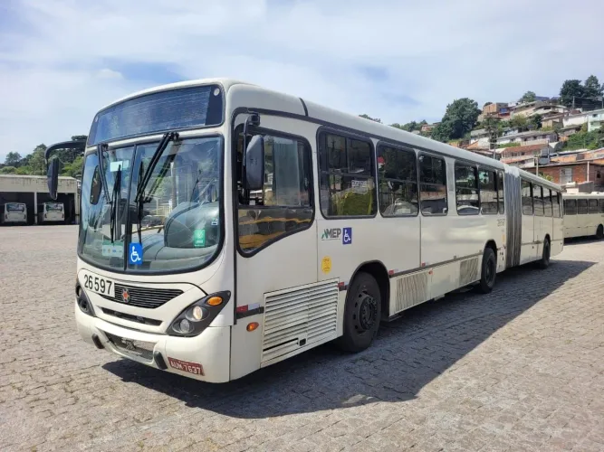 Ônibus articulado VOLVO B340M - 2010/2011