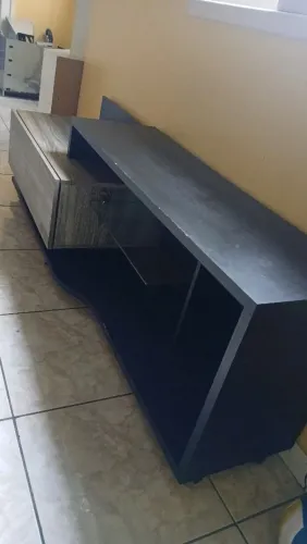 Vendo Rack de TV,com ótimas condições,tem gaveta,algumas marca de uso <br>Por 300 reais