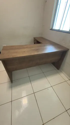 Mesa de escritório em L