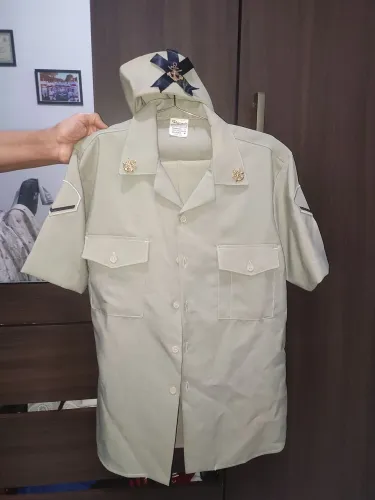 Roupa marinha usada uma vez