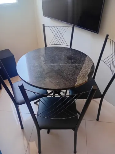 Mesa redonda  70 cm mármore  com quarto  cadeiras 