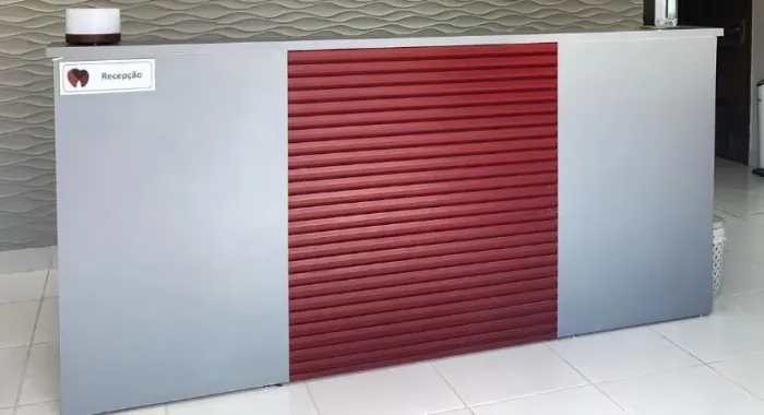 Vendo balcão de recepção em ótimo estado. Se preferir vendo envelopado na cor que escolher