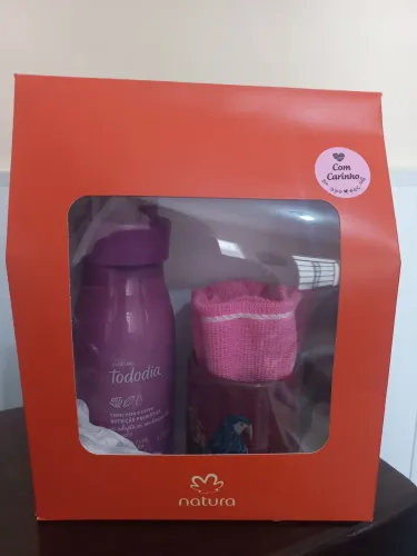 Kit presente hidratante ameixa e flor de baunilha, xícara decorada,toalhinha para as mãos