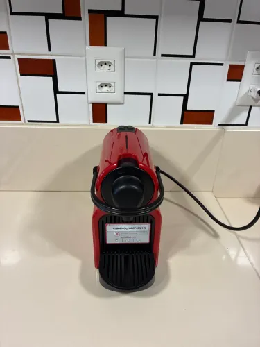 Linda cafeteira Nespresso Inissia mini vermelha