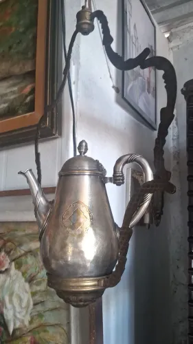 Bule antigo somente decorativo tem avaria