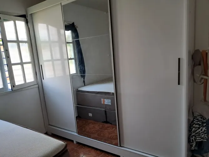Guarda roupa casal c/espelho, 3 portas de correr.