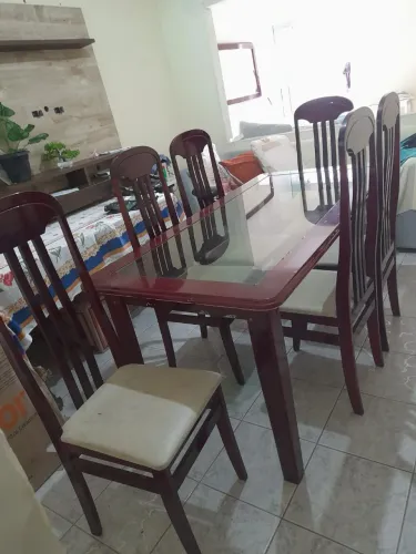 Mesa de madeira com 6 cadeiras, tampão de vidro.