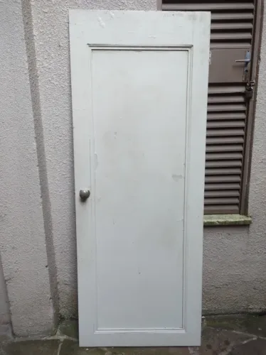 Portas internas de madeira antiga brancas