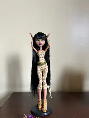Monster High- Cleo de Nile para customização da básica