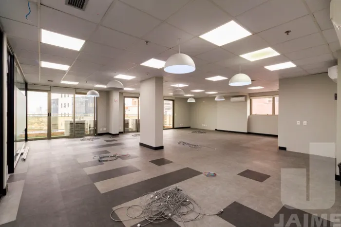 Conjunto Comercial com 410m² vão livre 04 banheiros e 08 vagas em Higienópolis.