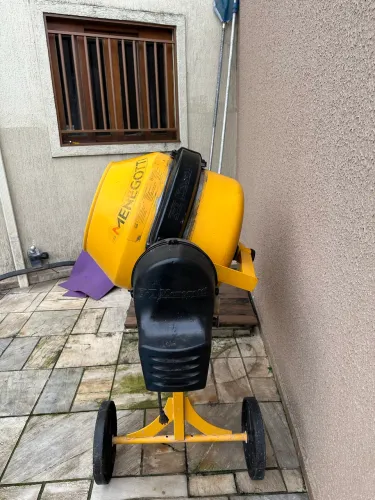 Betoneira menegotti 150 litros semi nova