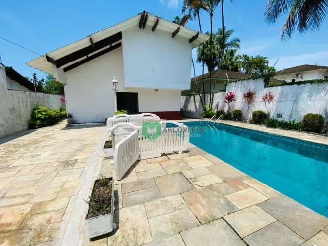 CASA NA PRAIA DA ENSEADA, GUARUJÁ. 500m DA PRAIA, COM PISCINA E AR CONDICIONADO