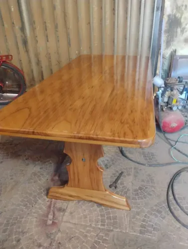 Vendo uma mesa novinha de madeira cerejeira comp:1m80 por 80 de largura