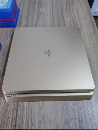 Playstation 4 Golden Editon + 1 controle original semi novo + 6 jogos.
