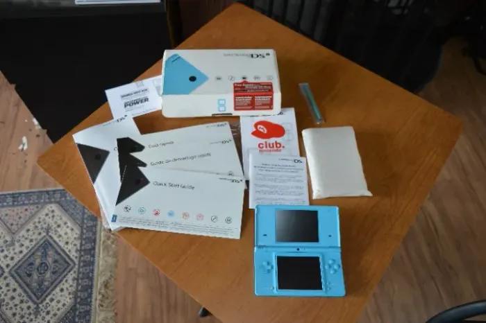 Nintendo DSi azul claro completo na caixa (CIB) com todos os manuais em maravilhoso estado