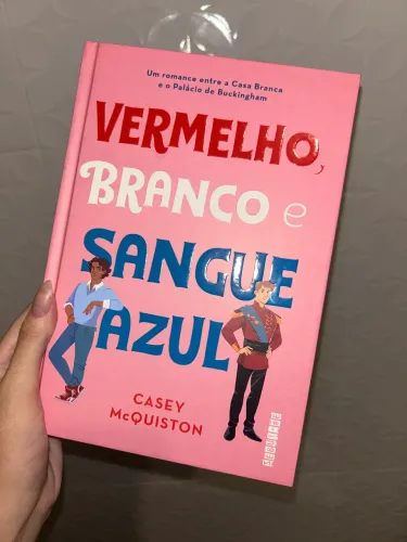 Livro vermelho branco e sangue azul capa dura