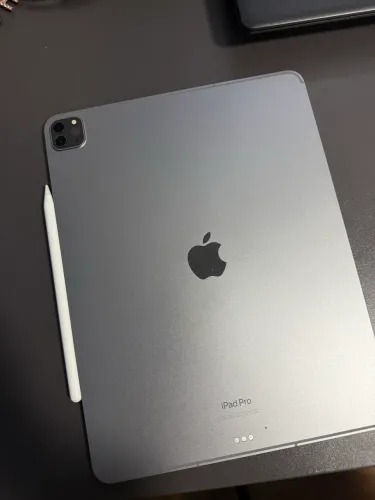 iPad Pro 12,9? M2 (6ª geração) completo com Magic Keyboard e Apple Pencil originais.