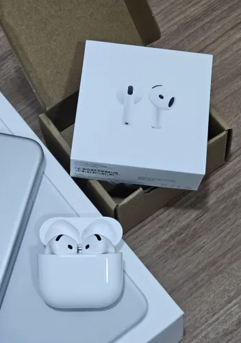 Apple AirPods 4 original e sem uso - comprado no Brasil