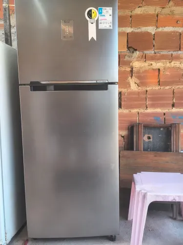 Vendo essa geladeira não entrego leia o anúncio