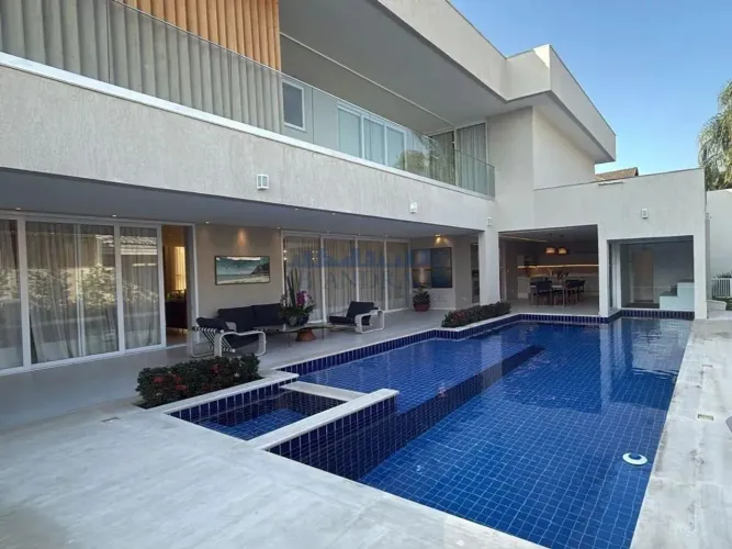 Casa triplex imponente e entregue ''porteira fechada'', com 950m² , 6 suítes no Santa Moni