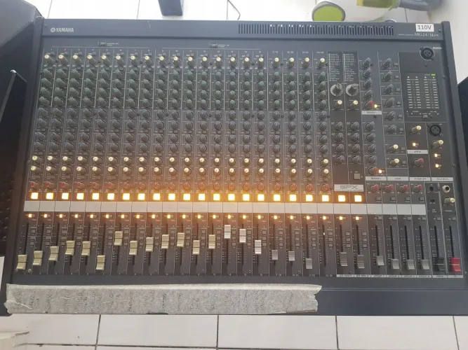 Mesa mixer som Yamaha MG24-14FX