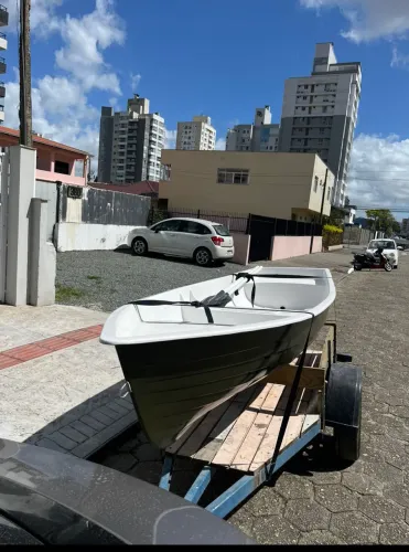 Bote de fibra/ casco duplo