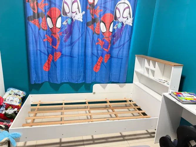 Jogo de quarto infantil: cama, guarda-roupa, escrivaninha e cômoda