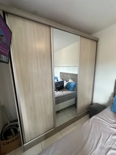 **Guarda-Roupa Casal 3 Portas de Correr com Espelho - R$ 500**