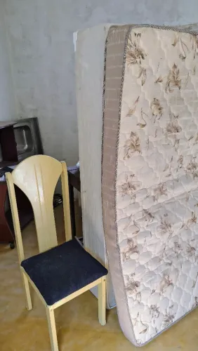 Vendo cama box e um colchão de solteiro barato 