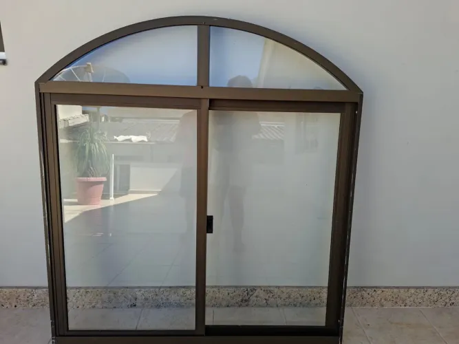 VENDO JANELAS de alumínio bronze com o vidro
