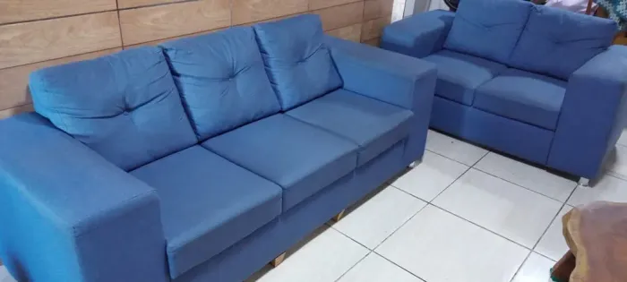 2 sofás da( cor azul )