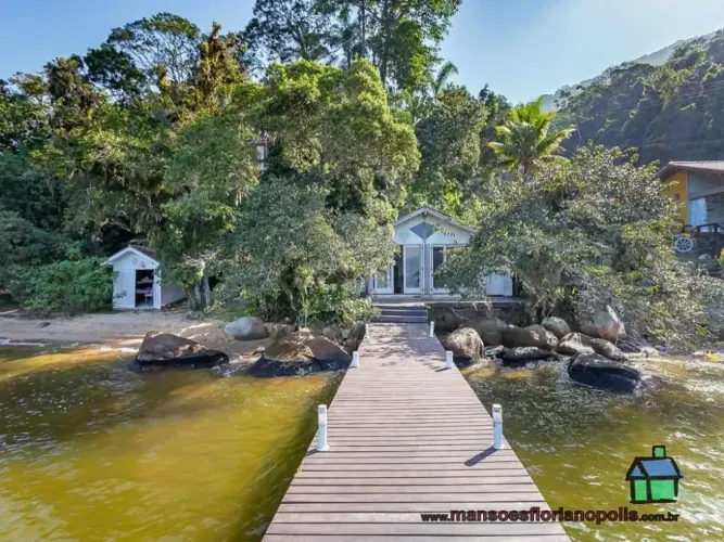 Linda residência, frente Lagoa da Conceição, pé-na-água, 3 suítes, trapiche privativo