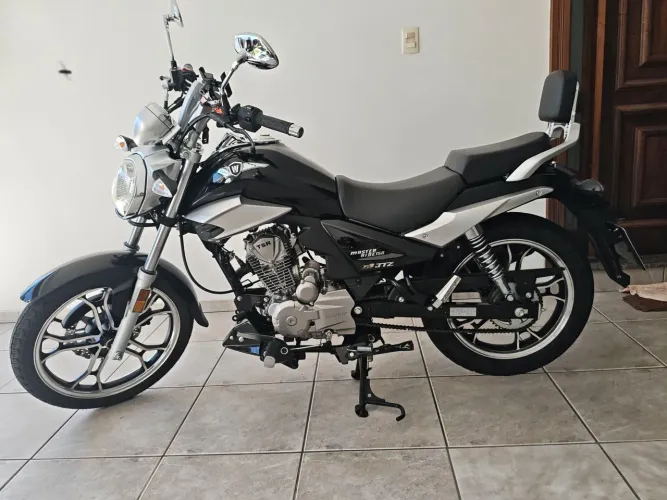 Moto zerada, totalmente inteira, impecável