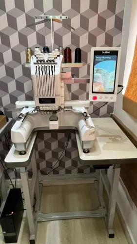 Máquina de Bordar Profissional Brother 6 agulhas PR-650 127V