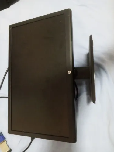 Monitor Hp 19' com pequeno risquinho na tela