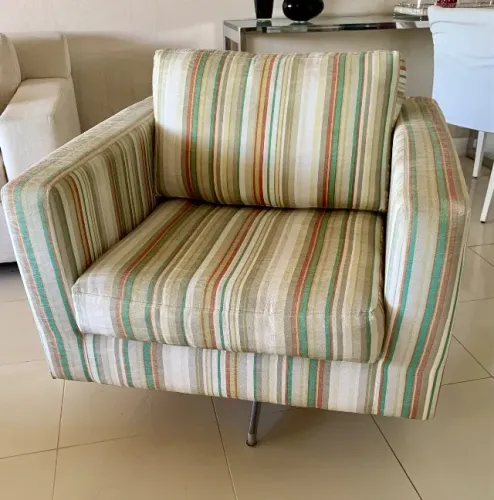 Poltrona giratória moderna, com pés em alumínio, da marca CasaBella