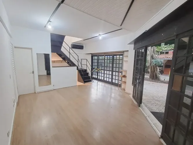 Loja comercial com excelente planta, 2 pavimentos e 2 banheiros. Em Shopping comercial na