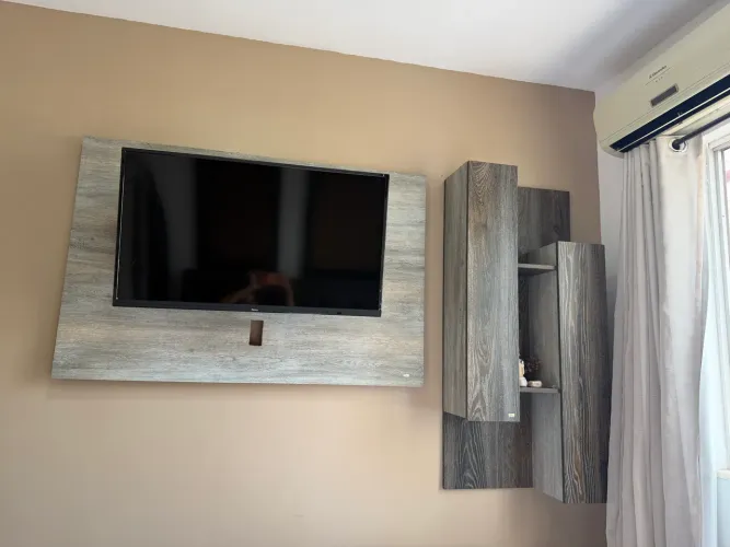 Painel pra TV + armário de apoio (suspenso, duas portas. Espaço amplo)