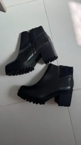Bota Couro NUNCA USADA (AREZZO)