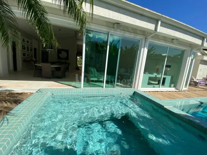Belíssima Casa à Venda em Condomínio Fechado na Praia do Engenho, a apenas 80 metros da Pr