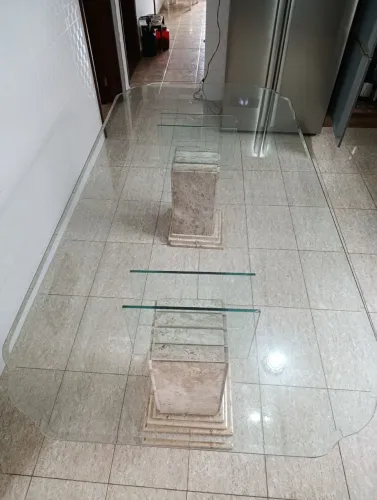 Mesa de vidro com base de marmore