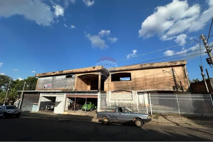 Vende sobrado inacabado, com 3 salas comerciais em baixo, sendo 2 salas já locadas.