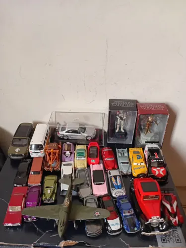 Coleção, 25 carrinhos e um avião e 2 bonecos da starwars