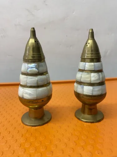 Saleiro e pimenteiro de madrepérola