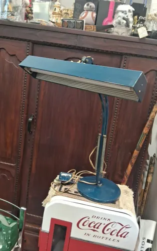 Antiga Luminária de mesa  Xerife, modelo articulado, com acabamento .Sem testes 