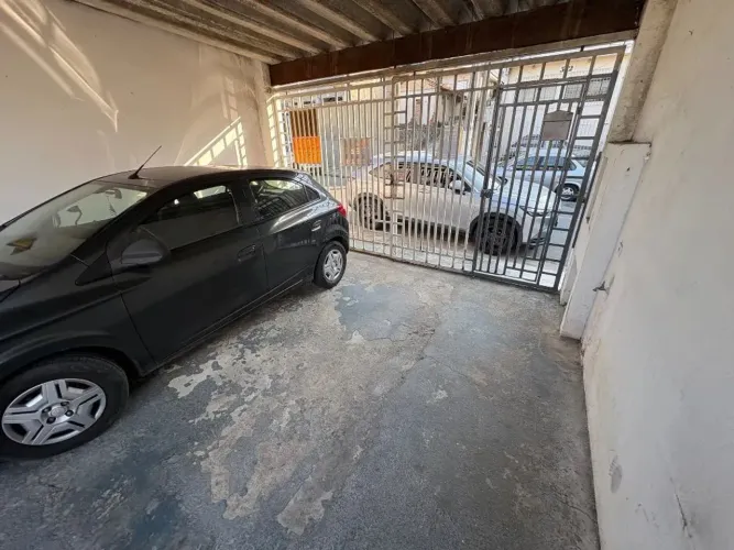 Casa à venda no Pestana, Osasco: 2 dormitórios, 3 garagens e aceita pet!
